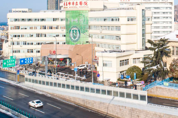 青島市立醫(yī)院種植牙醫(yī)生好嗎?種植牙有什么風險和后遺癥